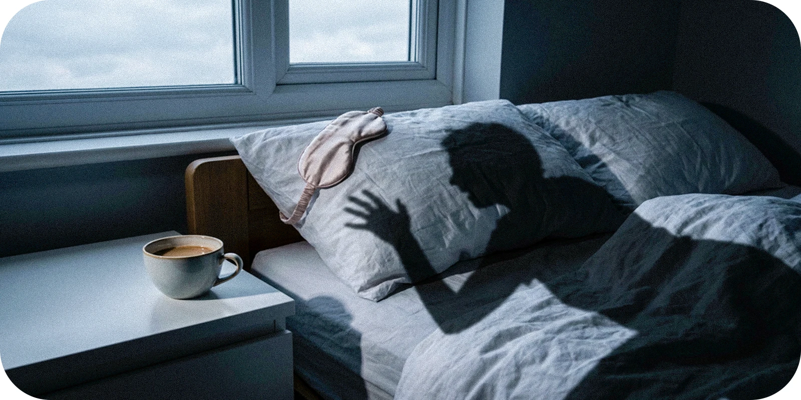Человек в постели, испытывающий трудности с засыпанием из-за выпитого вечером кофе